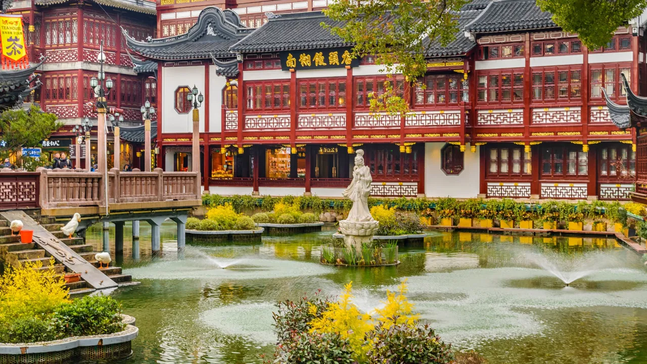 Vi udforsker Glædens Have med den traditionelle arkitektur og idylliske vandveje i Shanghai. Foto Viktors Farmor