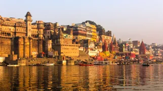 Vi ser dagen gry fra en båd på Ganges i den hellige by Varanasi. Foto Viktors Farmor