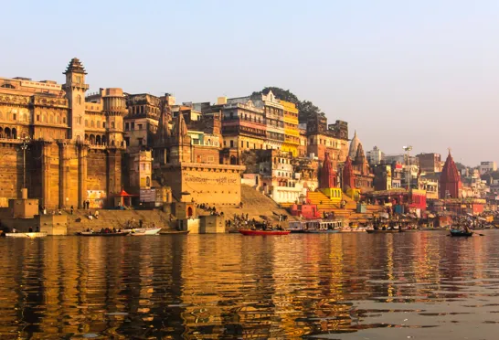 Vi ser dagen gry fra en båd på Ganges i den hellige by Varanasi. Foto Viktors Farmor