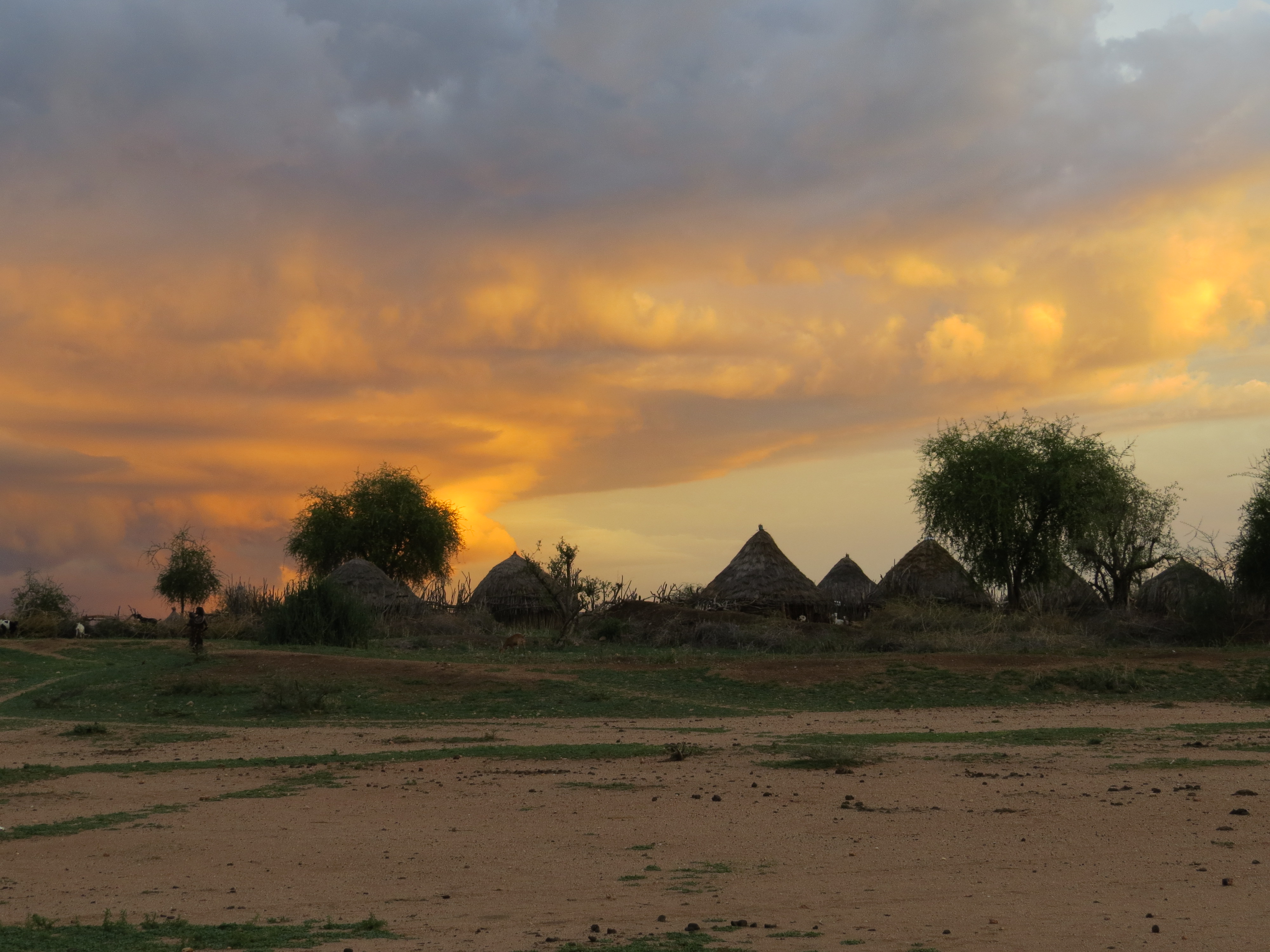 Flot aftenhimmel over en af landsbyerne i Omodalen. Foto Esben Gynther