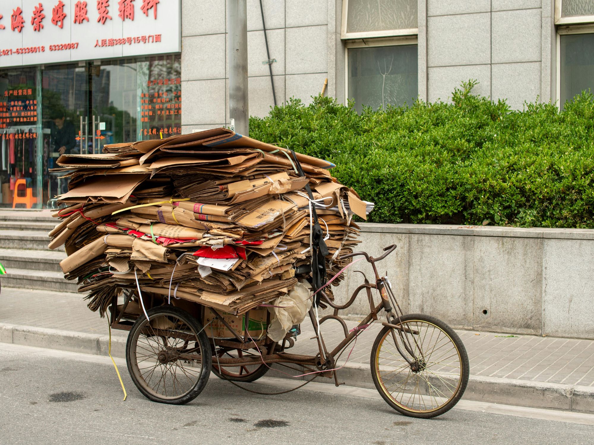 Der balanceres imponerende læs gennem gaderne i Shanghai. Foto Viktors Farmor