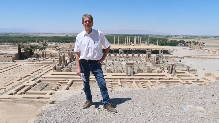 Viktors Farmors rejseleder Viggo Harding Jensen i Persepolis, Iran