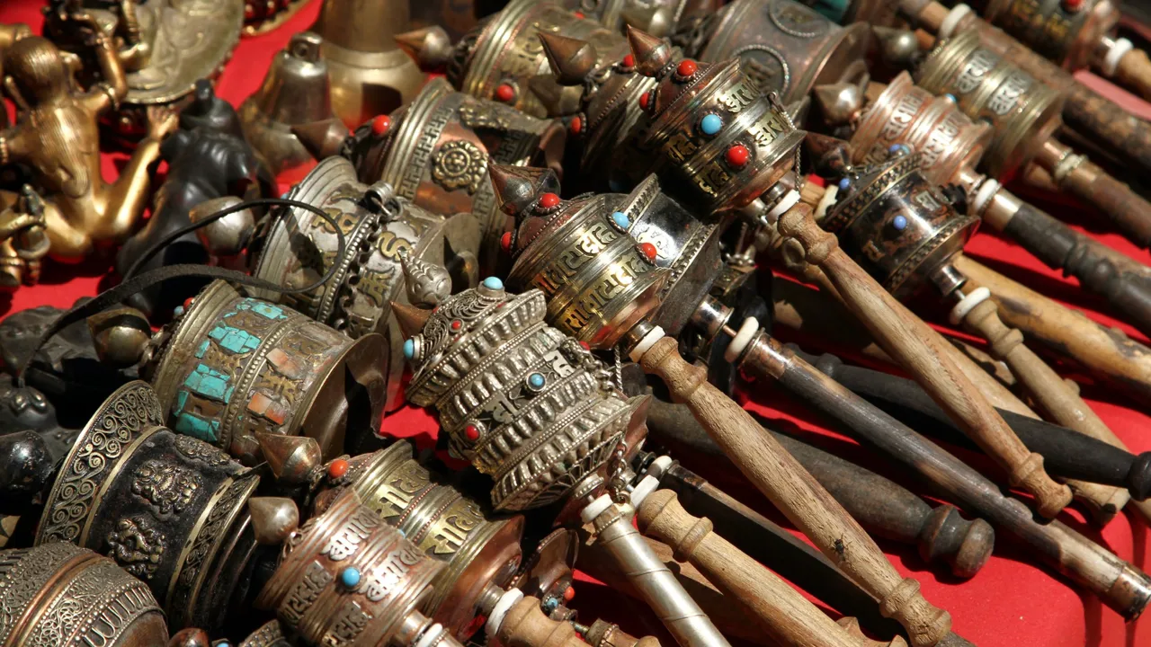 Bedehjul til salg ved Bodhnath stupaen i Kathamandu. Foto af Anders Stoustrup