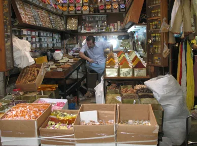 Krydderier og søde sager lokker i bazaren. Foto Kirsten Gynther Holm