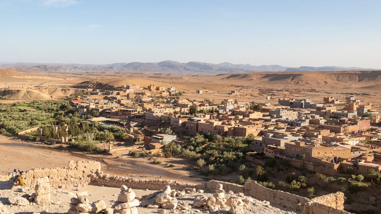 Spredte oaser og lerklinede landsbyer præger landskabet på ”Kasbah-ruten. Foto Verner Rud