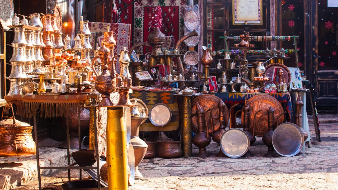 Små butikker i Baščaršija-bazaren. Foto Viktors Farmor