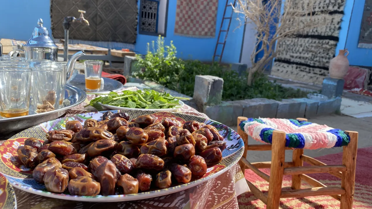 Vi får serveret velsmagende marokkansk myntete og dadler serveret hos den lokale tæppehandler. Foto Maria Kring