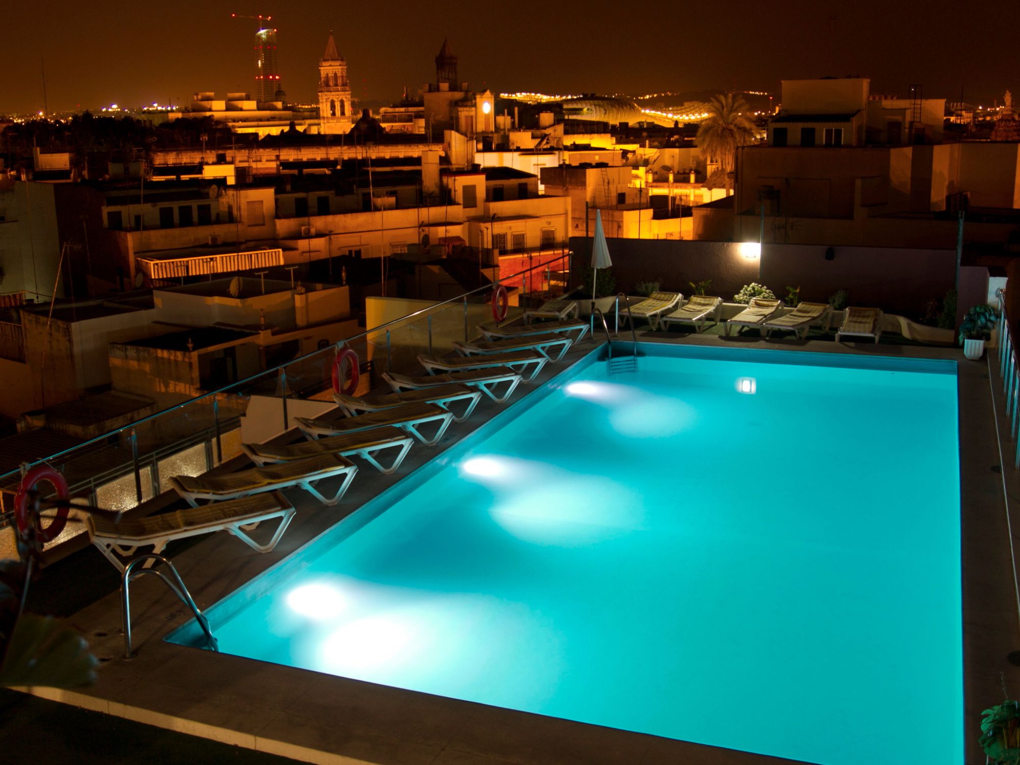 Hotel Don Paco ligger midt i Sevilla blot ti minutters gang fra katedralen. 