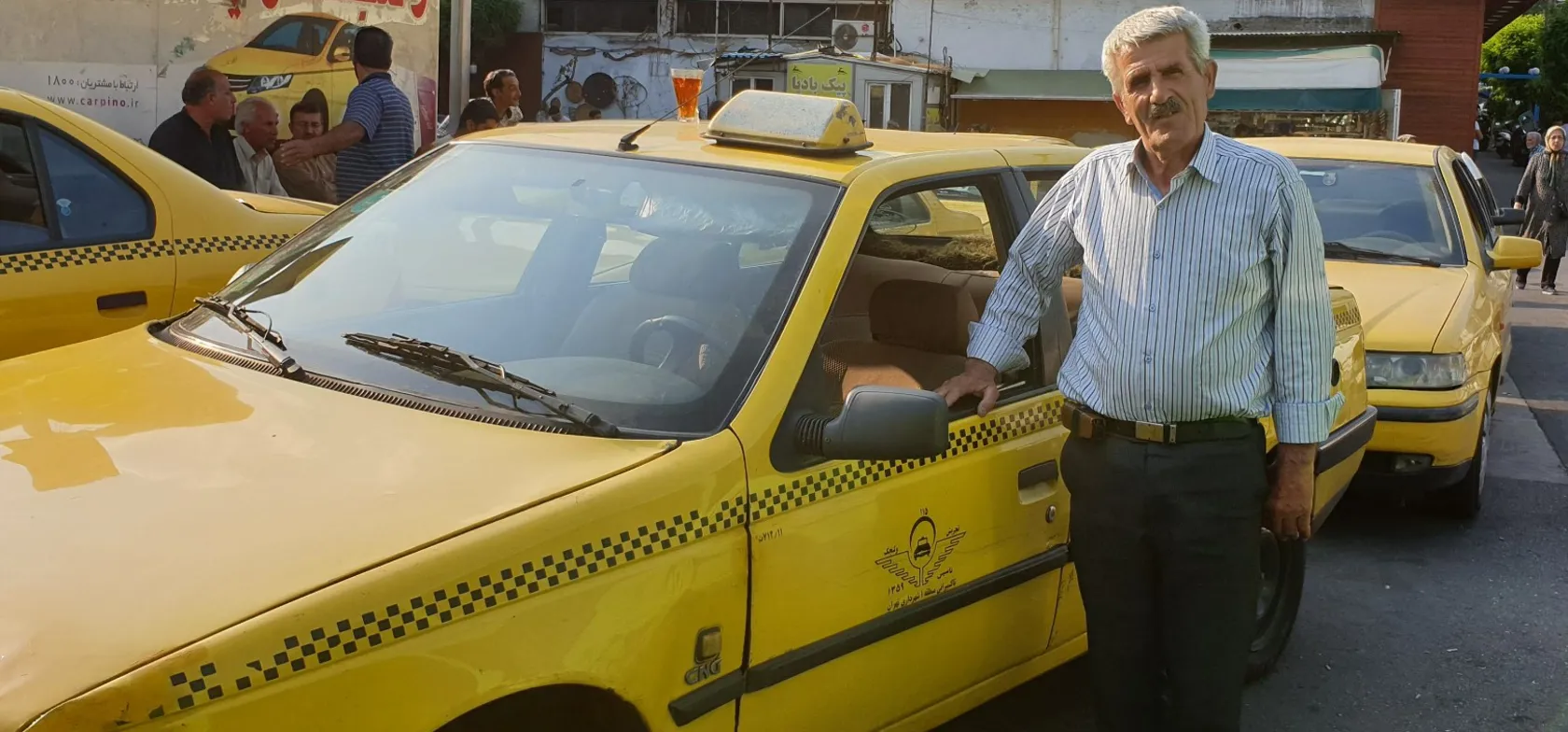 En af Irans mange taxachauffører klar til tur - og til en snak. Foto Bjarke Vestesen
