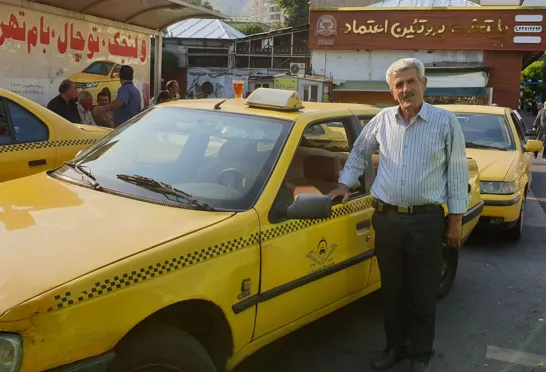 En af Irans mange taxachauffører klar til tur - og til en snak. Foto Bjarke Vestesen