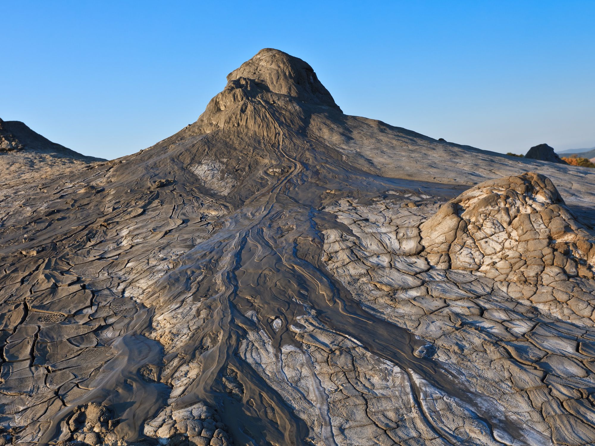 I Buzău oplever vi muddervulkaner, et fascinerende og unikt naturfænomen. Foto Viktors Farmor