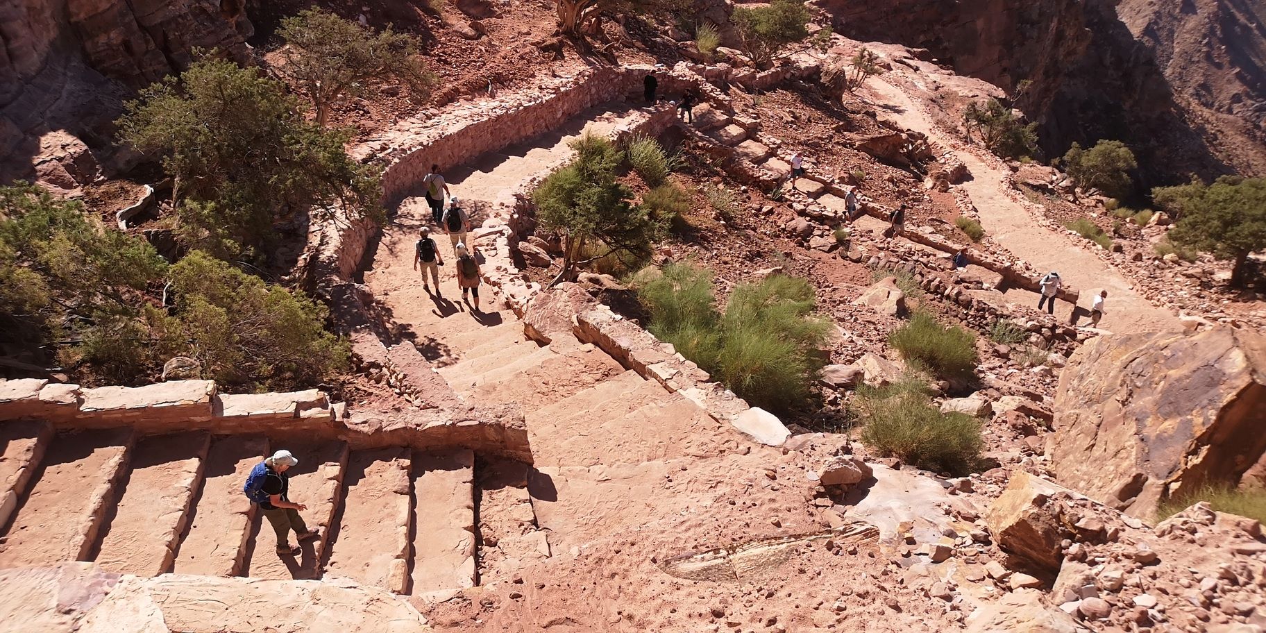 Der er et væld af trapper ned fra klosteret Al-Deir i Petra. Foto Denise Kristensen