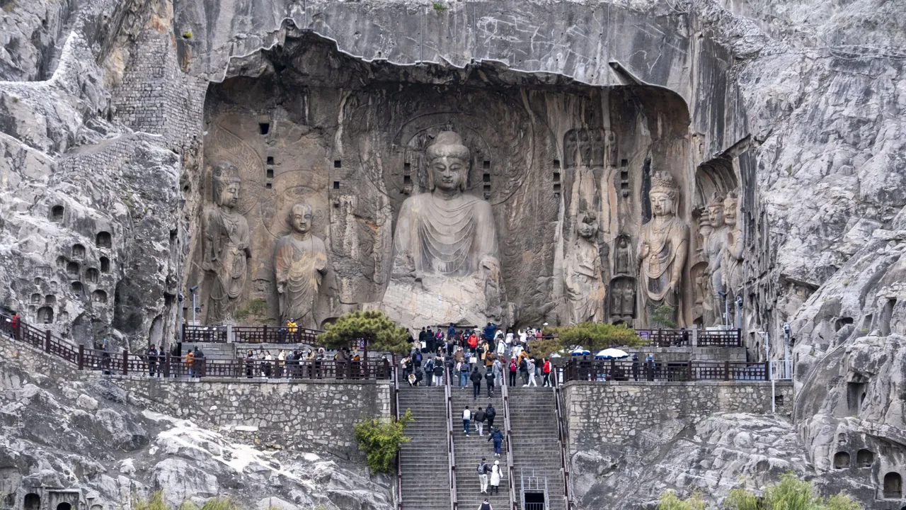 De største figurer af buddhaer i Longmen hulerne omkring Luoyang er op til 28 meter høje. Foto Carsten Lorentzen