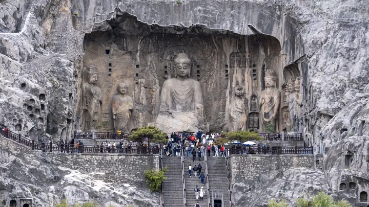 De største figurer af buddhaer i Longmen hulerne omkring Luoyang er op til 28 meter høje. Foto Carsten Lorenzen