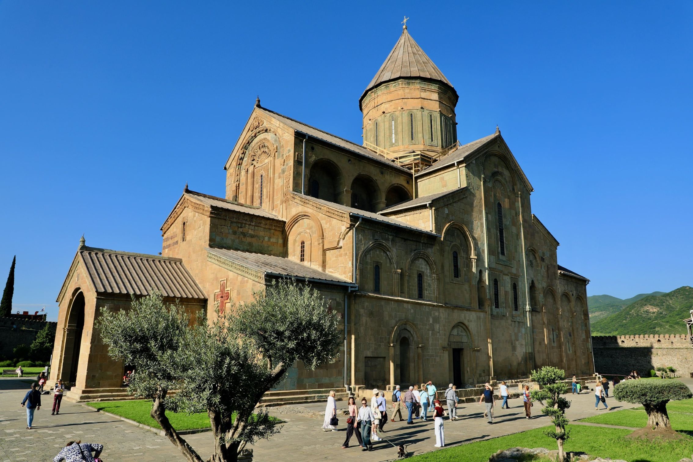 Vi besøger den store katedral i Mtskheta. Foto af Anders Stoustrup