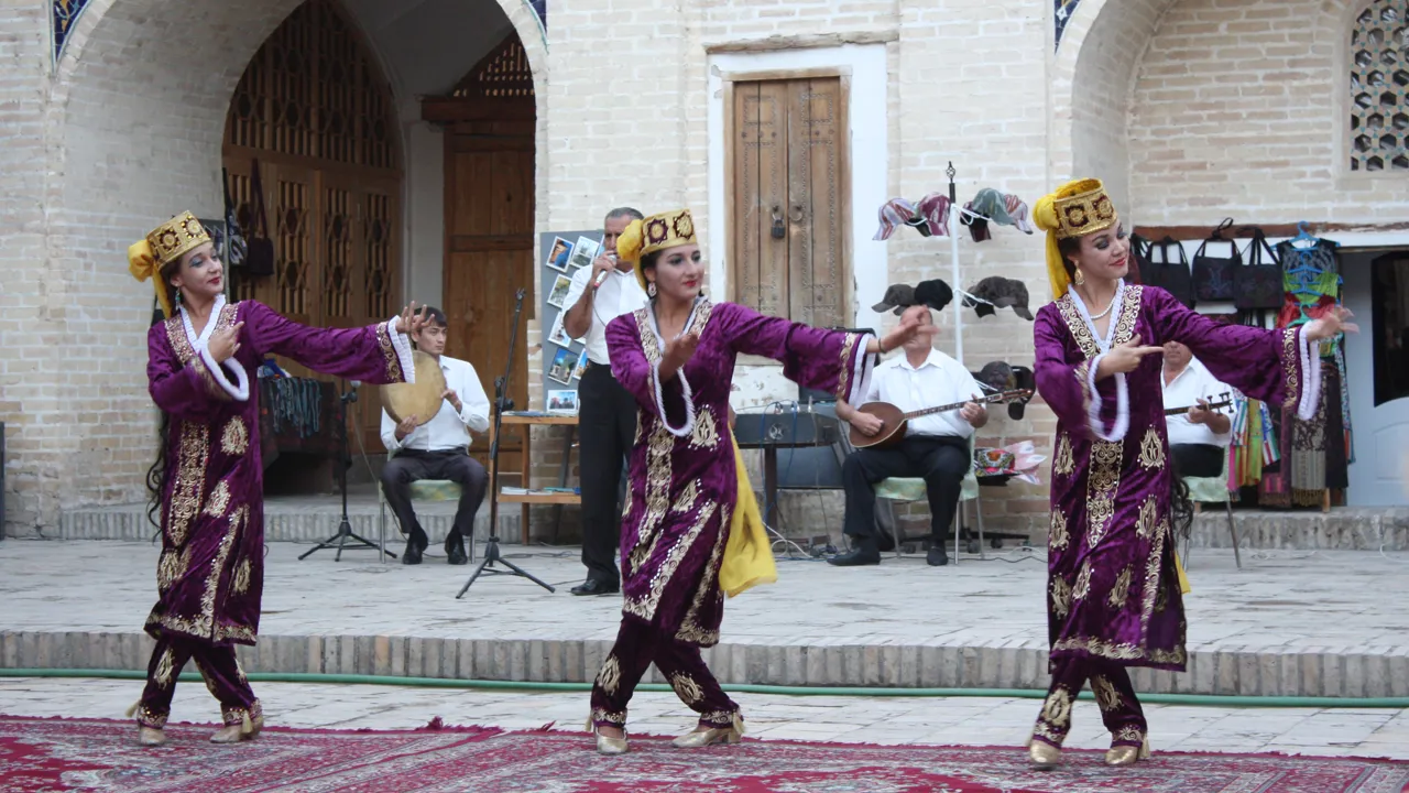 Modeopvisning i en af Bukharas gamle karavanseraier. Foto Lone Andersen