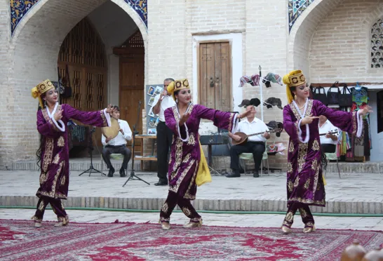 Modeopvisning i en af Bukharas gamle karavanseraier. Foto Lone Andersen
