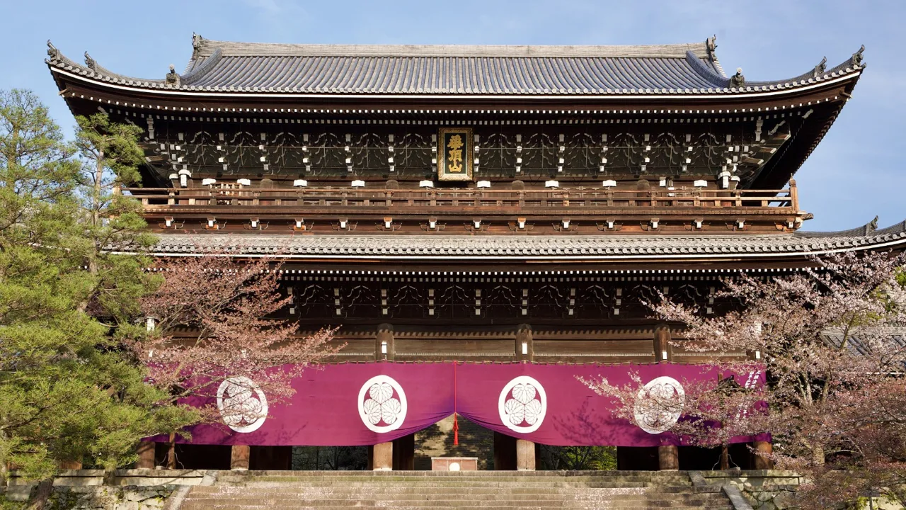 Porten til Chion-in templet i Kyoto er et prægtigt syn. Foto Anders Stoustrup