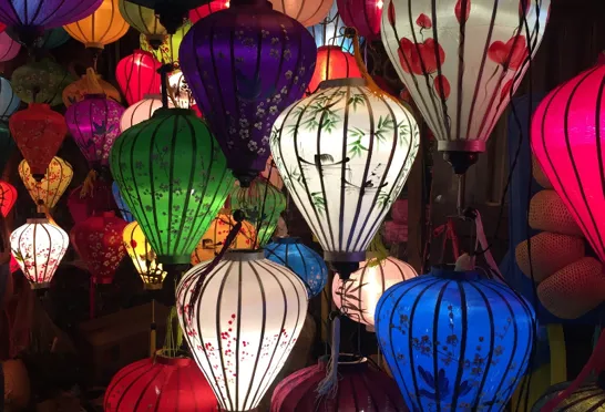 I Hoi An hænger lanterne mellem husene i den gamle bydel - og man kan også finde dem på markeder. Foto Tina Bach Thøgersen