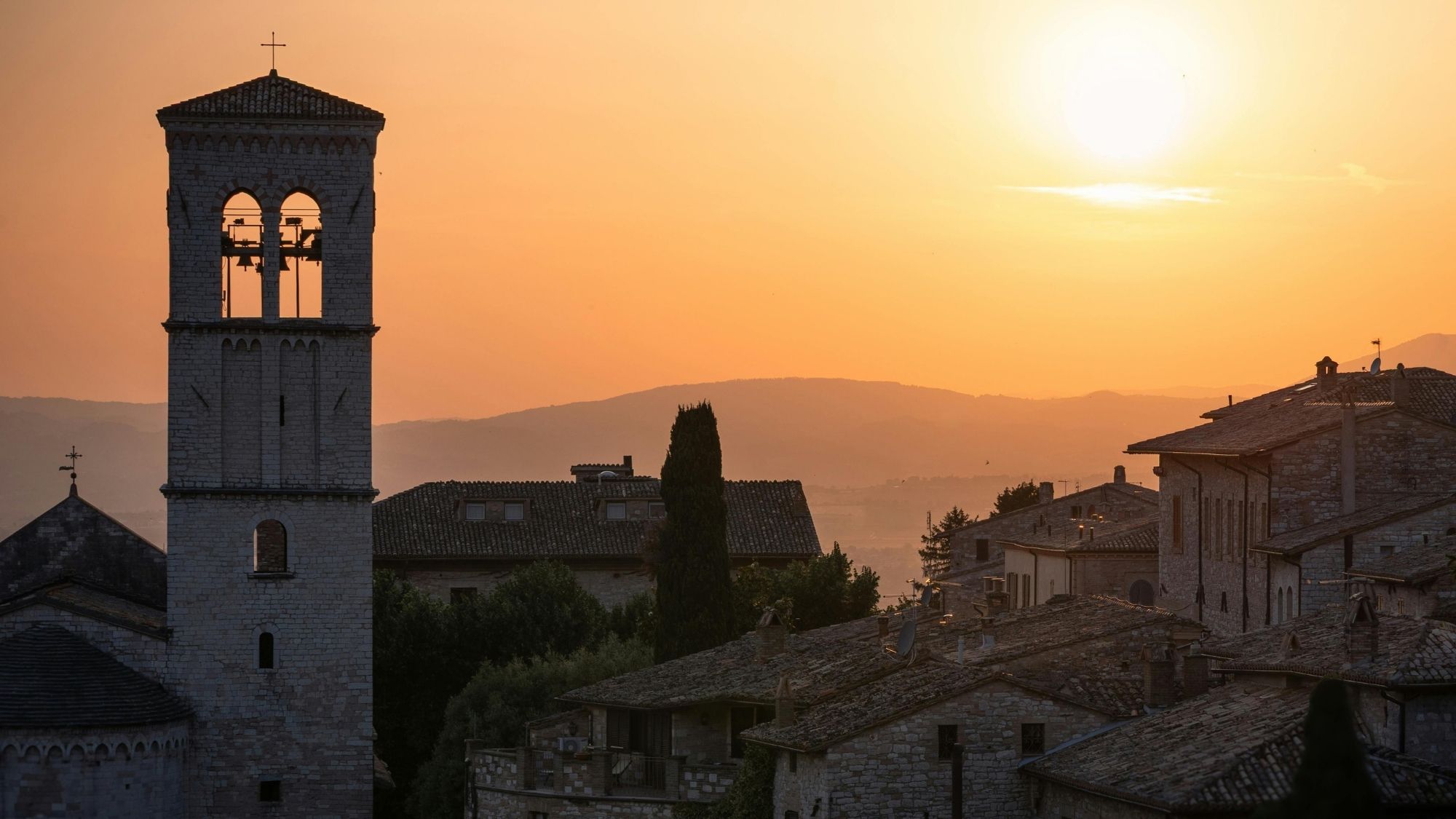 Assisi med solnedgang i baggrunden. Foto Viktors Farmor