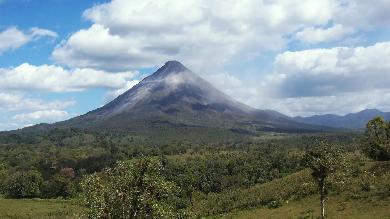Arenal vulkanen er imponerende med sine 1657 højdemeter. Foto Kirsten Gynther Holm