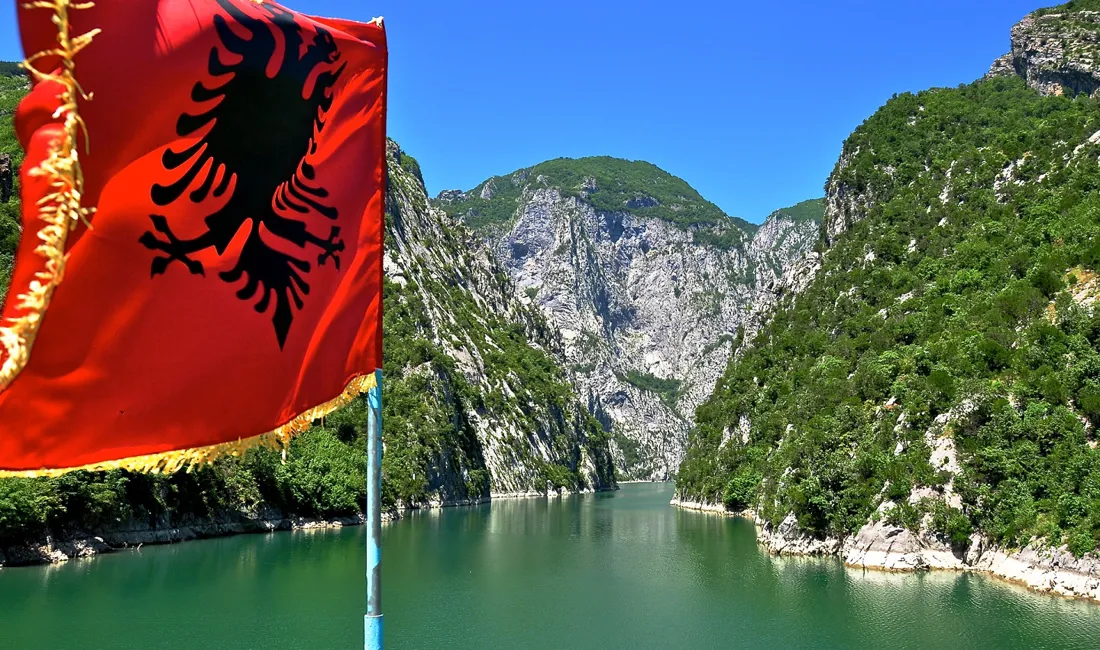 Den enorme Komansø strækker sig 30 km igennem Albanien. Foto Dorien Malaj