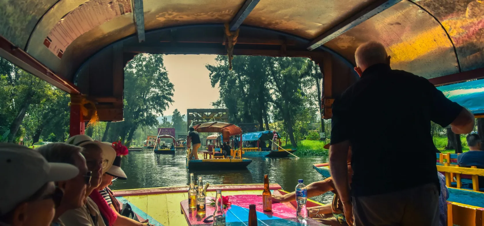 Vi smager lidt lokale snacks på sejltur i Xochimilco, Mexicos Venedig. Foto Josefine Aude Raas