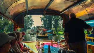 Vi smager lidt lokale snacks på sejltur i Xochimilco, Mexicos Venedig. Foto Josefine Aude Raas