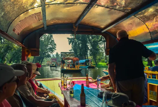 Vi smager lidt lokale snacks på sejltur i Xochimilco, Mexicos Venedig. Foto Josefine Aude Raas