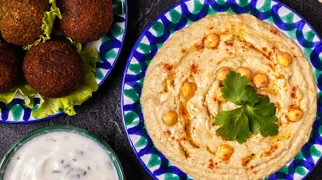 Både falafel og hummus er lavet af kikærter.