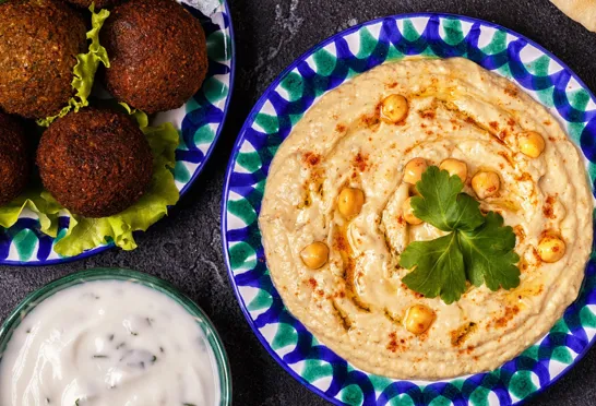 Både falafel og hummus er lavet af kikærter.