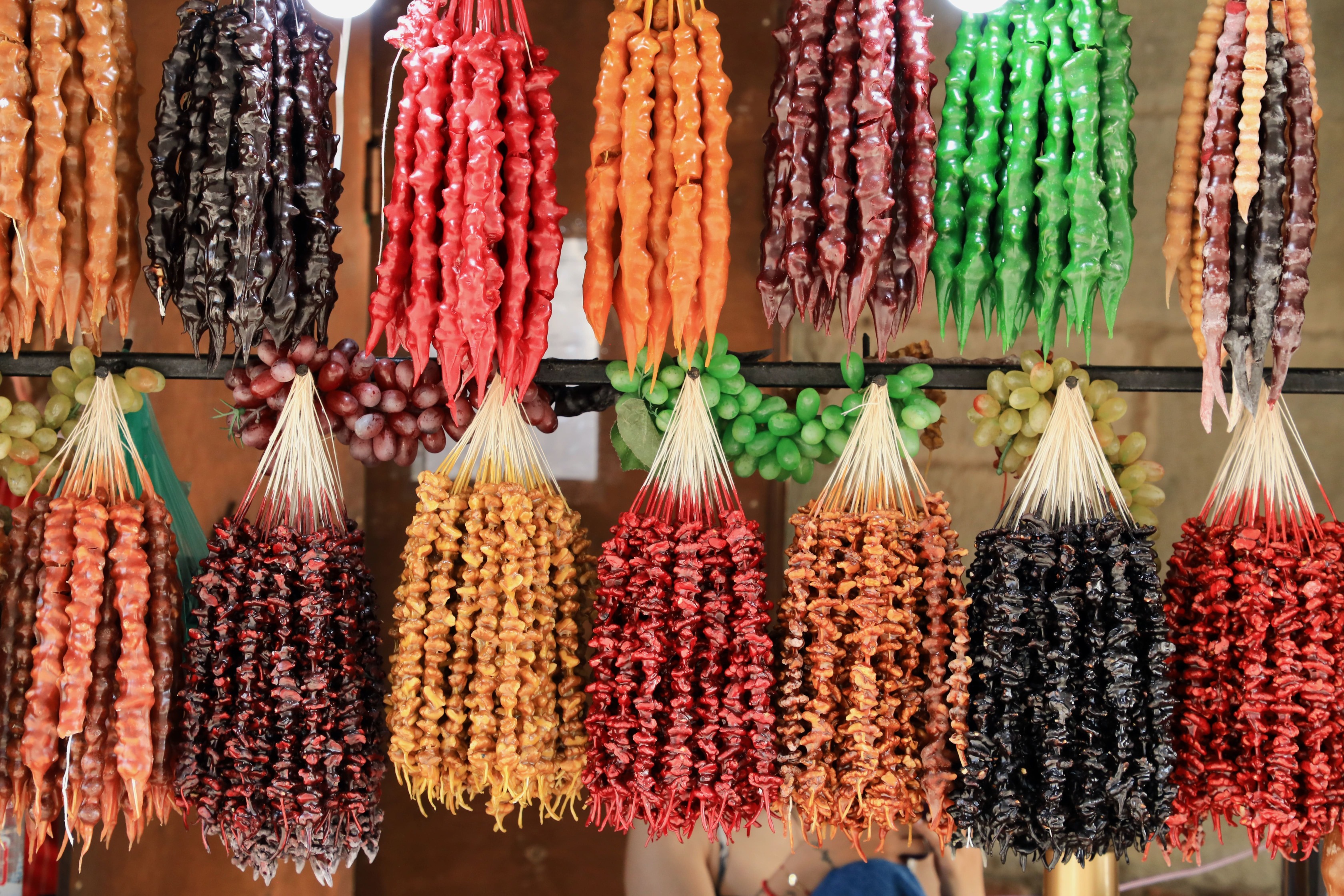 Georgisk slik bestående af valnødder dyppet i sukkermasse. Foto Anders Stoustrup