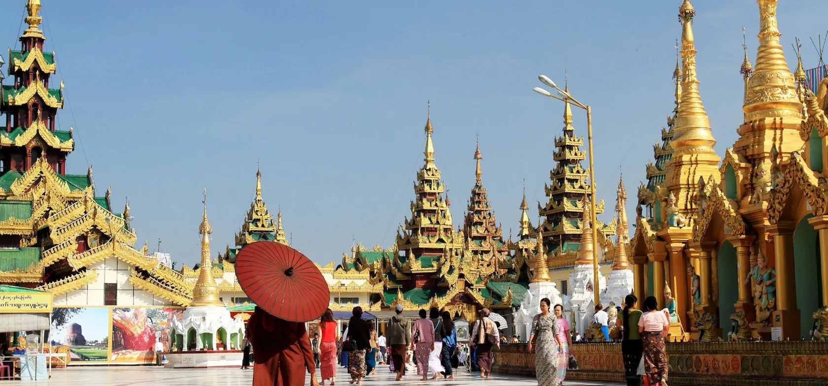 Munk besøger Shwedagon-pagoden i Yangon. Foto Anders Stoustrup