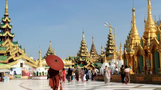 Munk besøger Shwedagon-pagoden i Yangon. Foto Anders Stoustrup