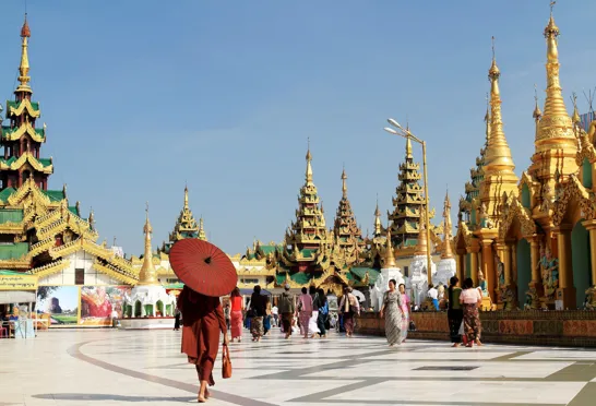 Munk besøger Shwedagon-pagoden i Yangon. Foto Anders Stoustrup