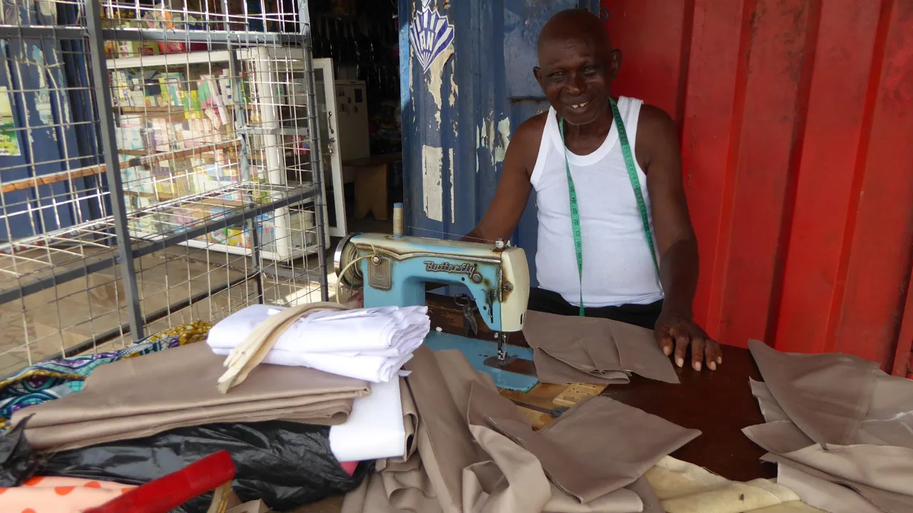 På besøg hos den lokale skrædder. Foto Michael Andersen