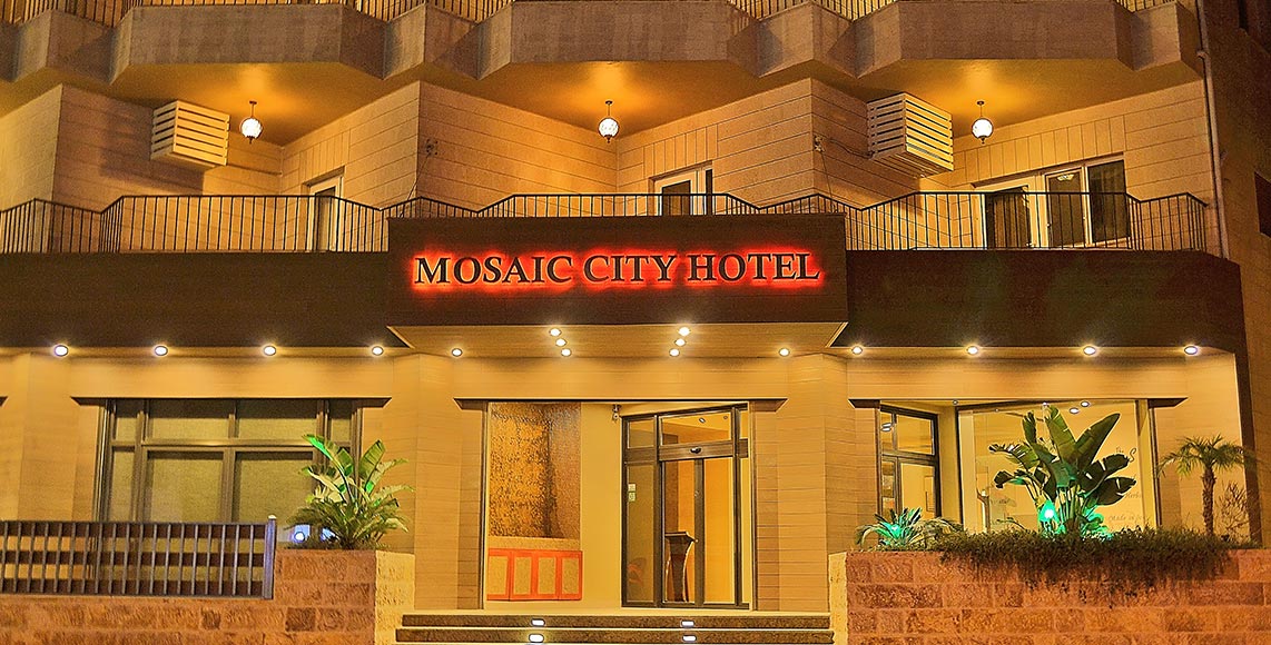 Vi bor på det hyggelige 3-stjernede Mosaic City Hotel i Madaba. 