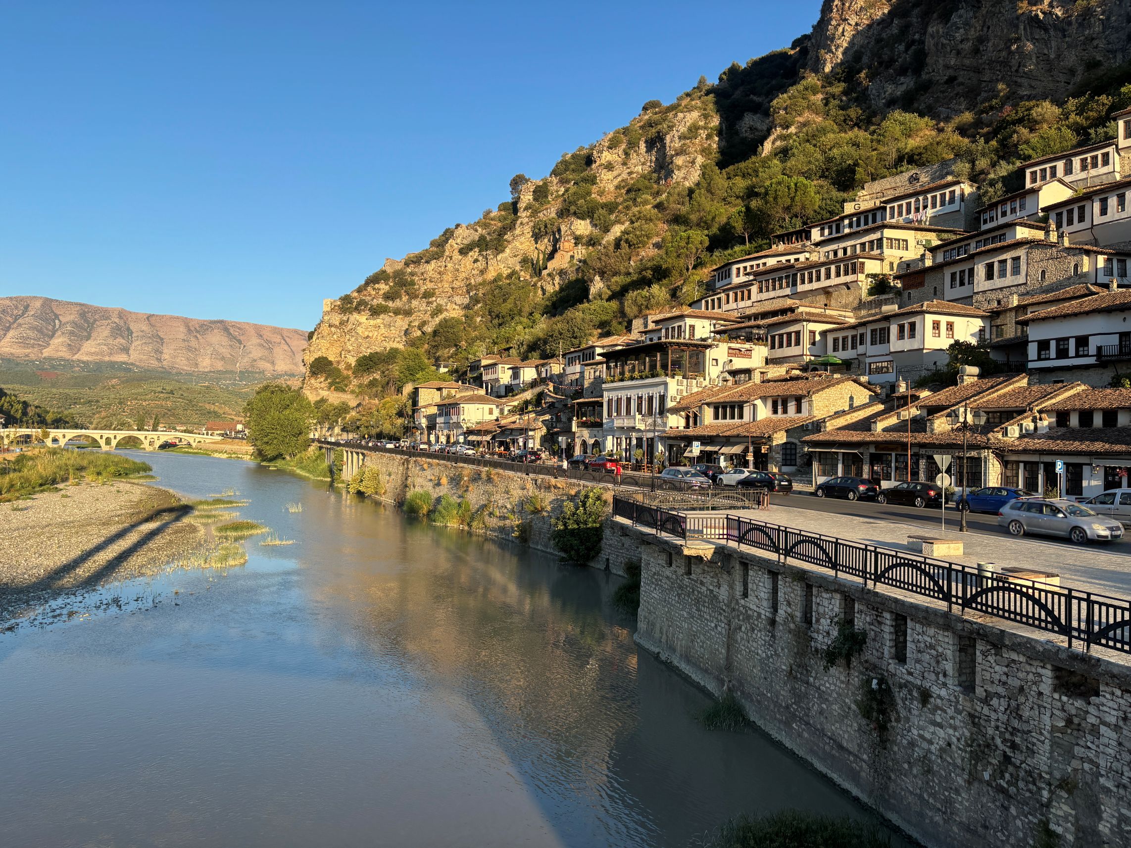 Berat i Albanien er kendt som byen med de tusind vinduer, hvor de karakteristiske huse ligger tæt op ad bjergsiden langs Osum-floden. Foto Morten H. Nielsen