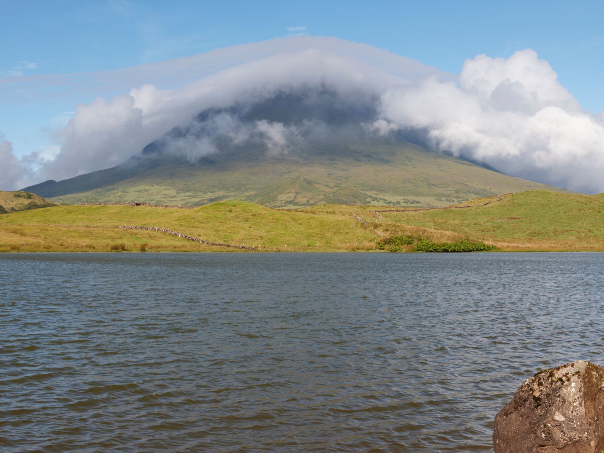 Fra Lagoa do Capitão har man i klart vejr udsigt til portugals højeste bjerg, Pico. Foto Henriette Jensen
