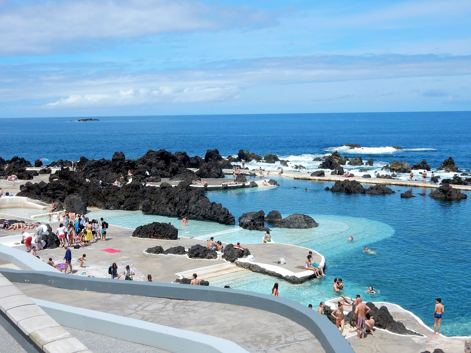 Hvis vejret tillader det kan vi tage en dukkert ved Porto Moniz. Foto Lene Bach Larsen