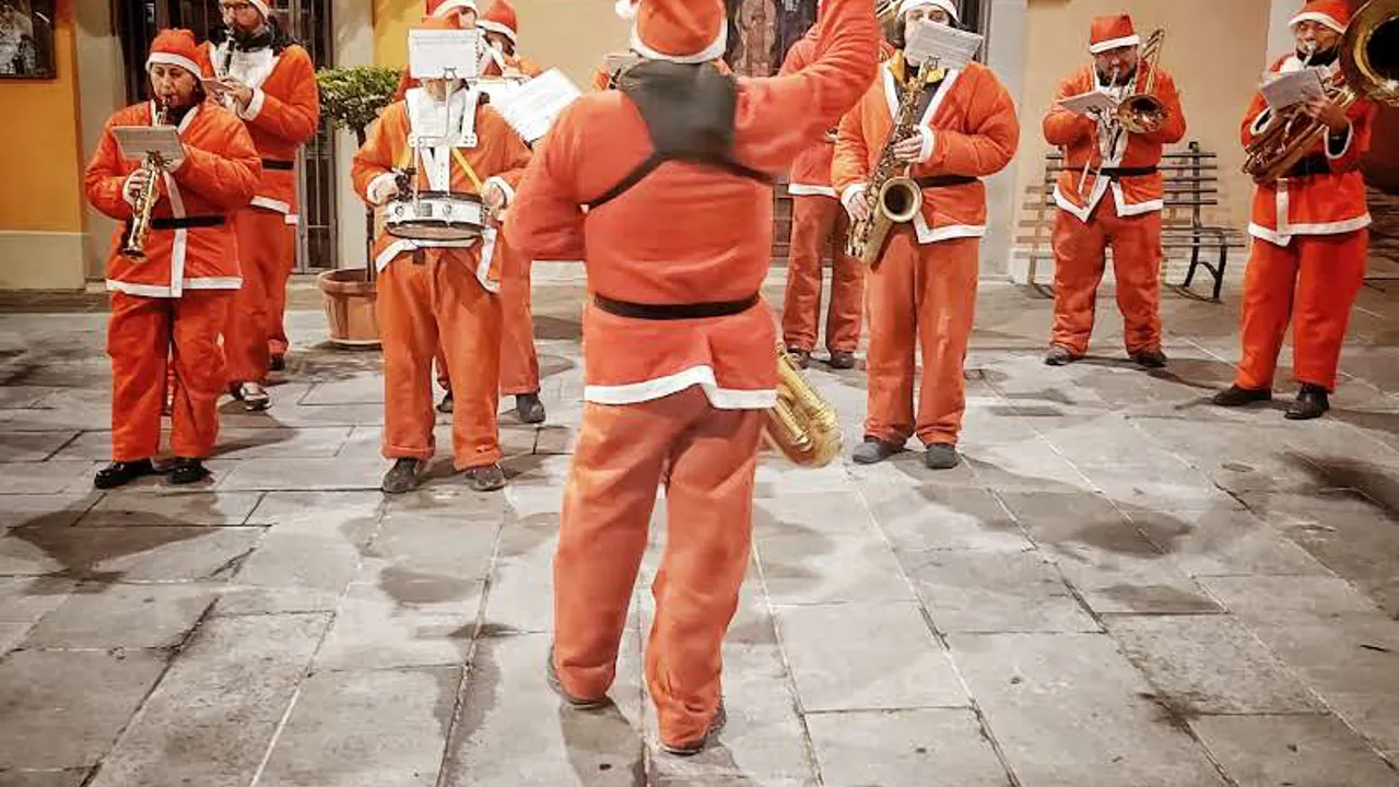 Juleløjer og musik er der masser af. Her ses Montones filharmonikaorkester under deres juleoptræden. Foto Lene Brøndum