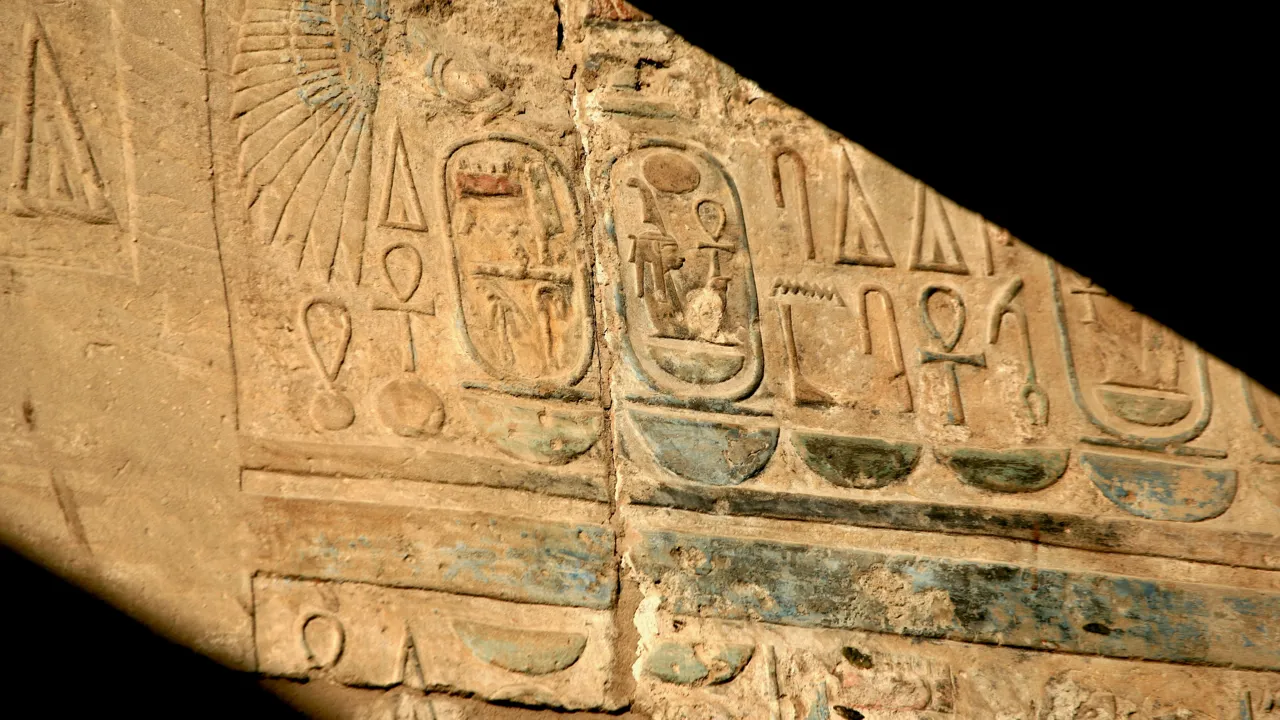 Hieroglyfferne i luxortemplet er et fortryllende arkiv af Egyptens ældste skrift og historie . Foto af Anders Stoustrup