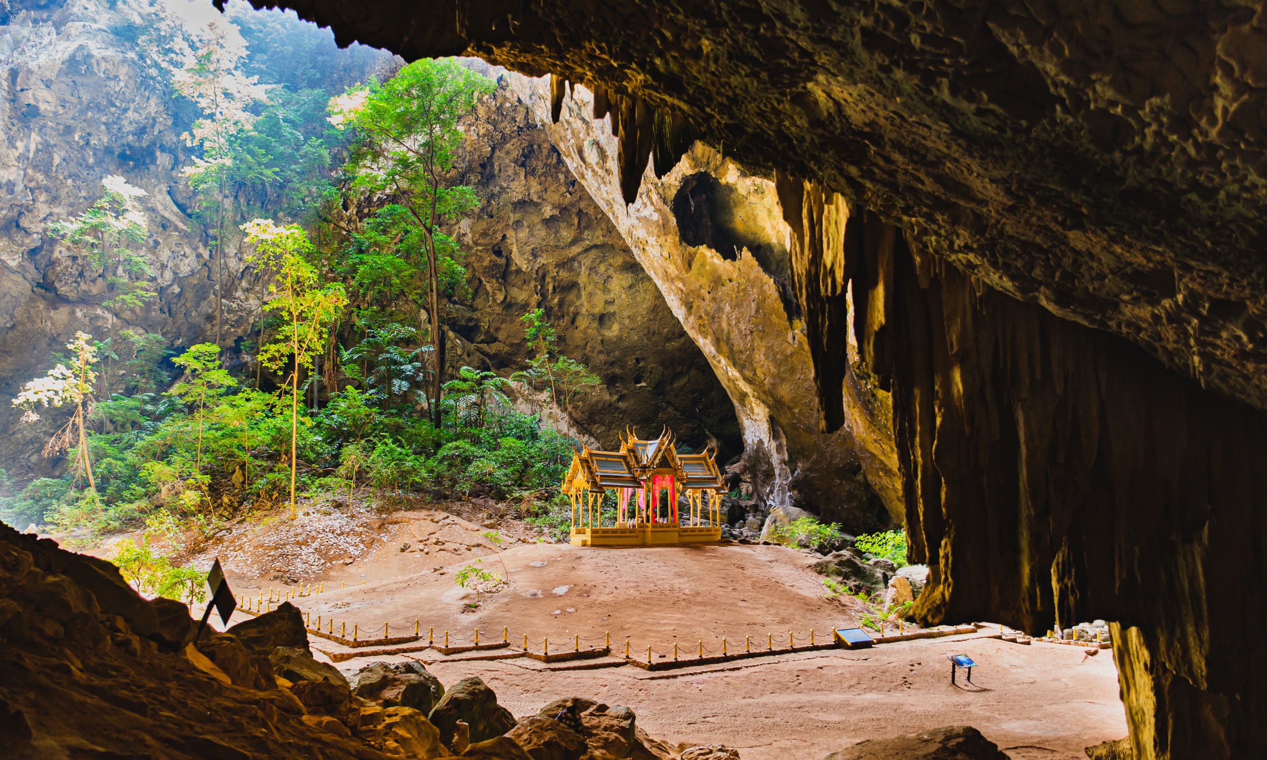 Pavillonen Phraya Nakhon står smukt i en hule i nationalparken Khao Sam Roi Yot. Foto af Viktors Farmor