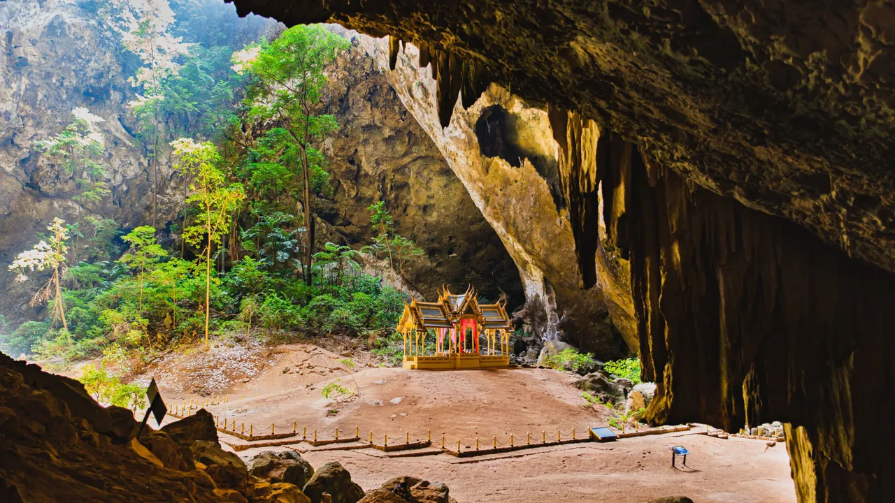 Pavillonen Phraya Nakhon står smukt i en hule i nationalparken Khao Sam Roi Yot. Foto af Viktors Farmor