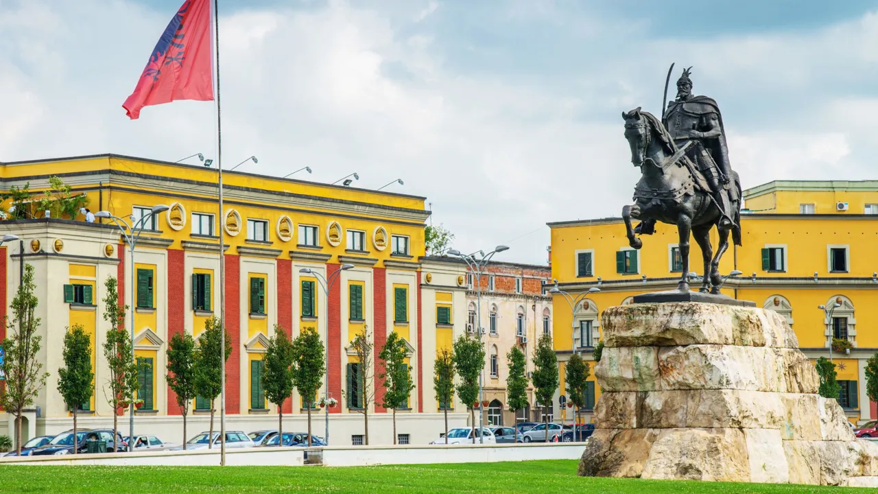 Skanderbeg-plads i Tirana er et symbol på albansk stolthed. Foto Viktors Farmor