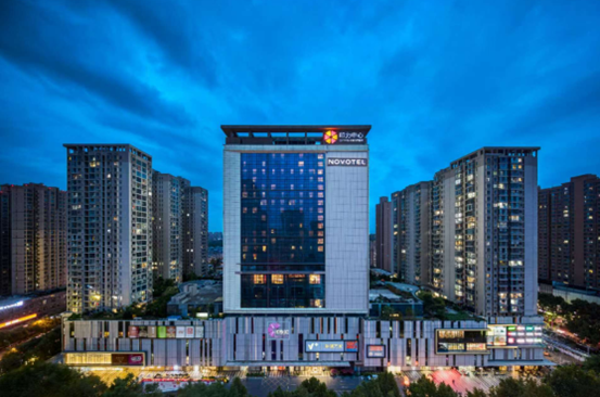 På rejsen Tibet rundrejse bor vi på Novotel Xi’an Daming Palace, som ligger i Xi’ans nordlige kvarter, syd for bymuren og mellem Daming Palace-parken og Hancheng-søen. 