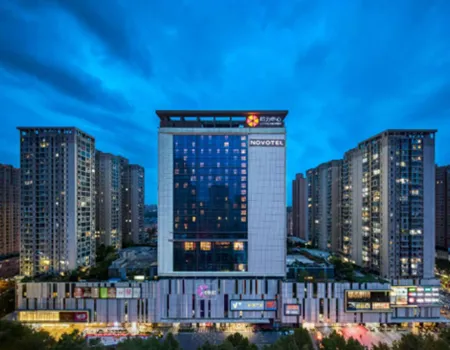 På rejsen Tibet rundrejse bor vi på Novotel Xi’an Daming Palace, som ligger i Xi’ans nordlige kvarter, syd for bymuren og mellem Daming Palace-parken og Hancheng-søen.