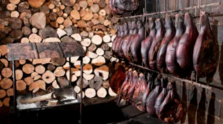 Montenegro er kendt for deres lufttørret skinke njeguški pršut. Foto Viktors Farmor