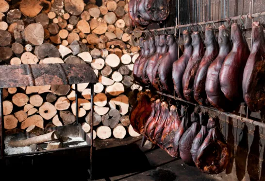 Montenegro er kendt for deres lufttørret skinke njeguški pršut. Foto Viktors Farmor