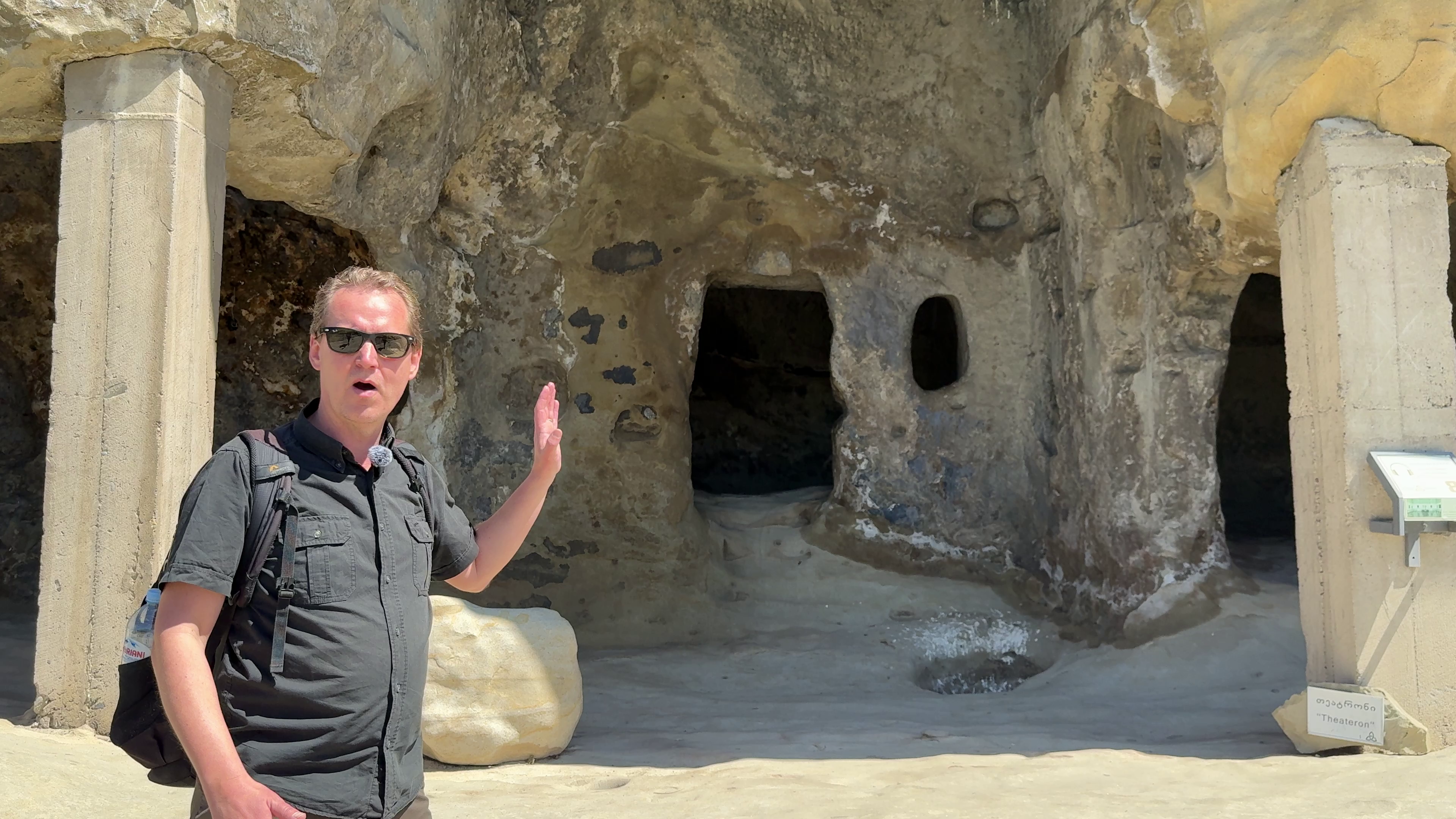 Hør rejsekonsulent, Anders Stoustrup, fortælle om hulebyen Uplistsikhe i videoen her